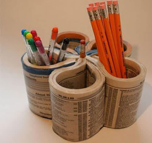 Portalápices con periódicos viejos.