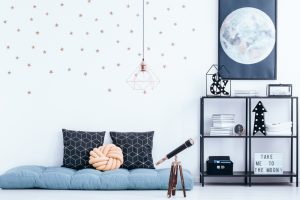 Pósteres en las paredes de la habitación: ¿permitirlo o no?