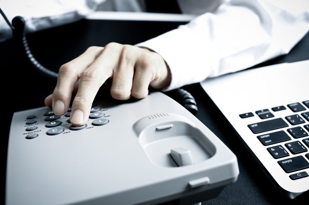 Teléfono fijo gris.