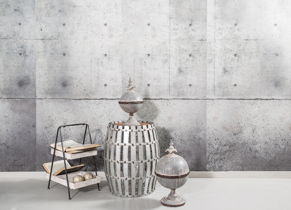 Barril pintado de gris.