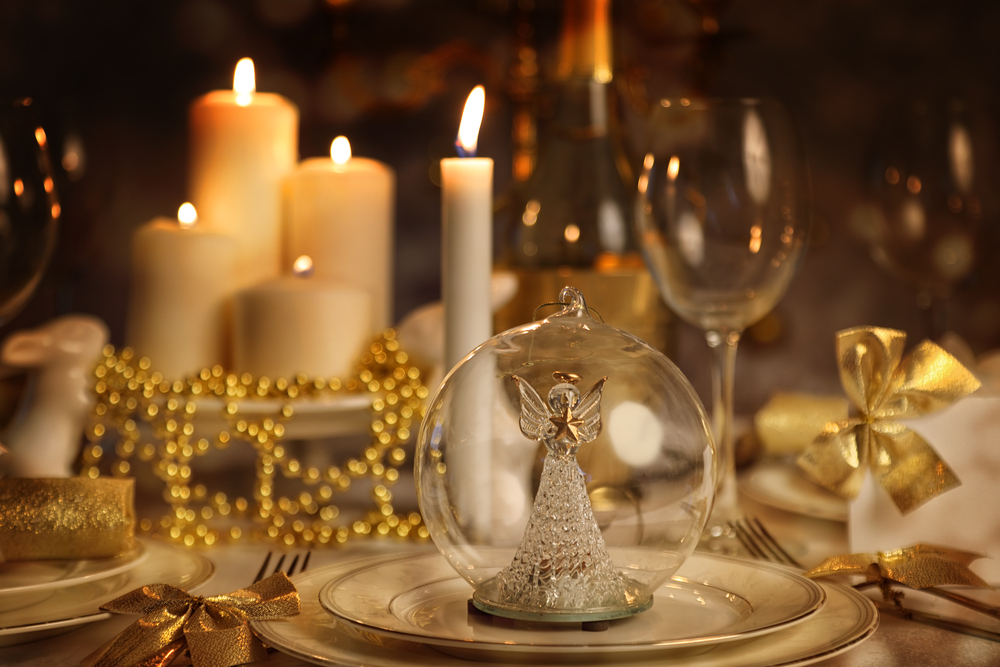 Decorar la mesa en la cena de Nochebuena.
