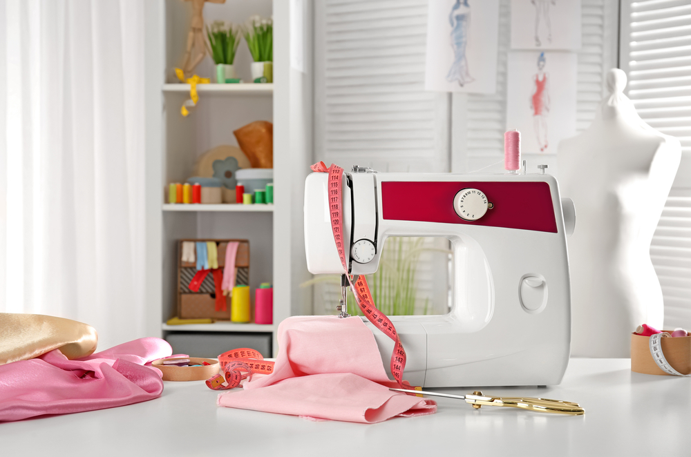 Máquina de coser y estantería.