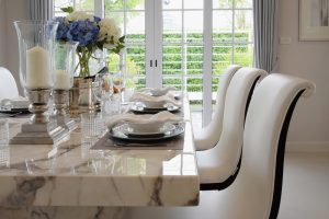 Mármol o cristal para la mesa