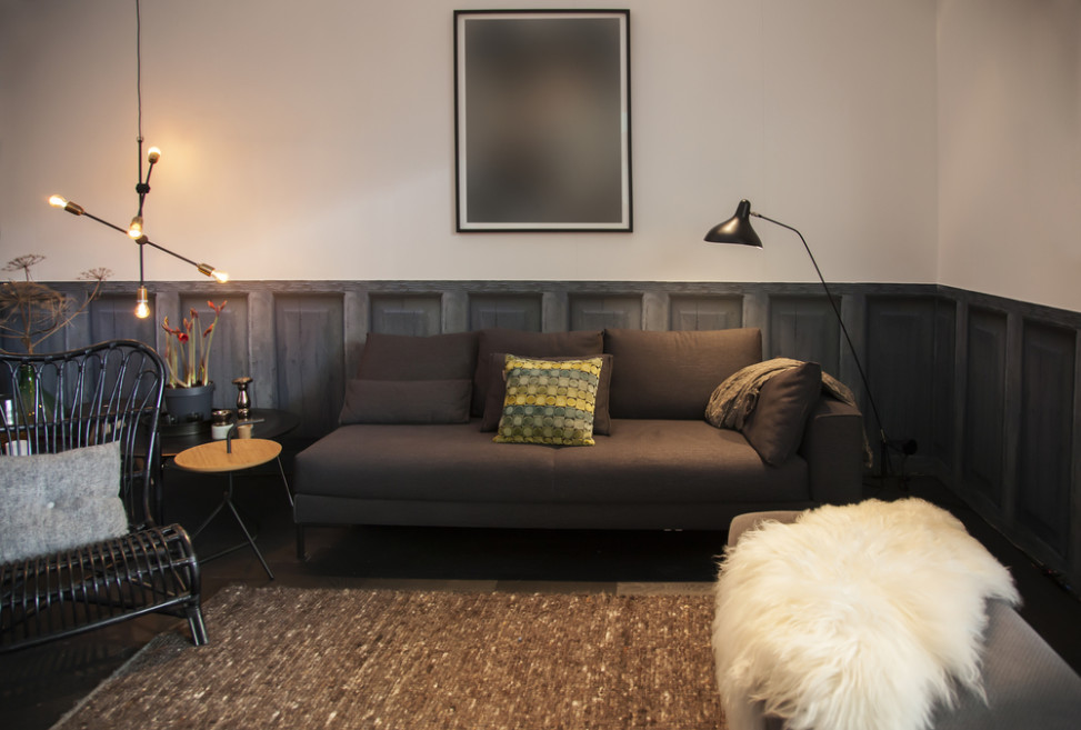 Salón con la pared de madera y pintura.