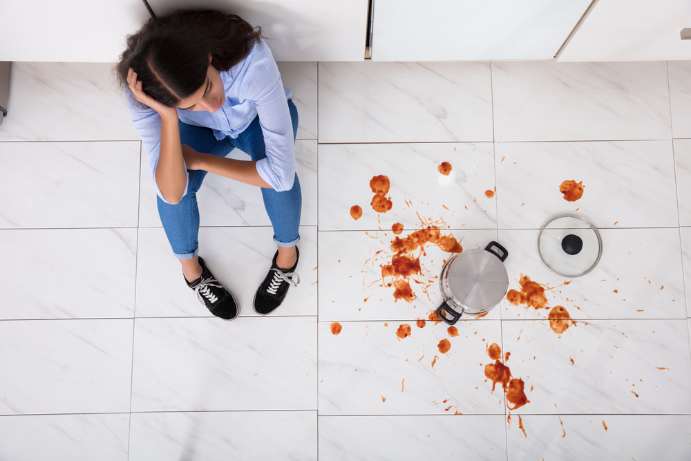 Suelo de cocina con manchas de tomate.