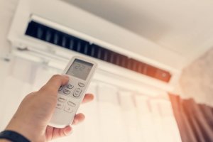 ¿Cómo debe ser el mantenimiento del aire acondicionado?