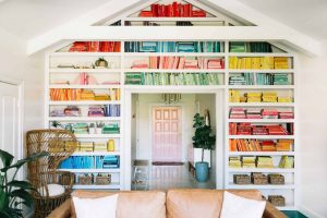 4 bibliotecas organizando los libros por colores
