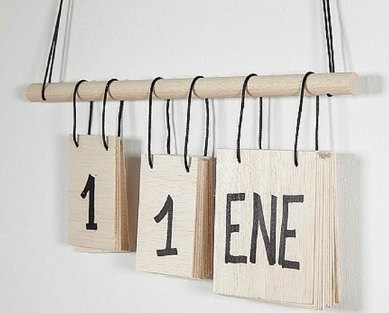 Calendario de madera colgante.