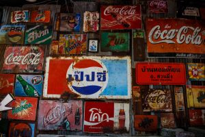Decoración vintage mediante marcas antiguas de refrescos