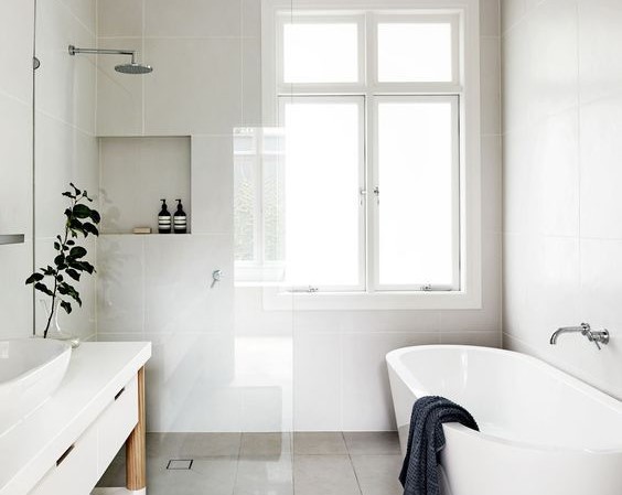 Ducha y bañera en un baño.