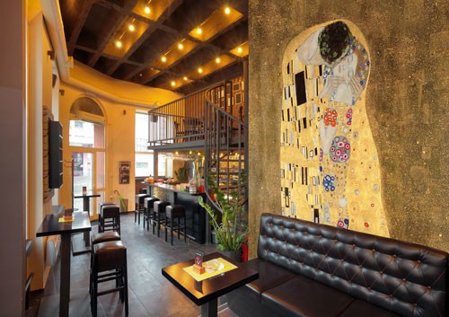 Mural decorativo con El beso, de Klimt.