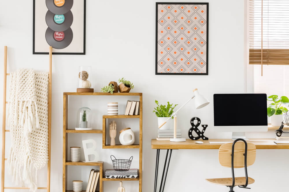 Escritorios de trabajo pequeños.