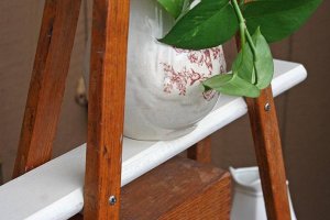 ¿Cómo fabricar una repisa con muletas?