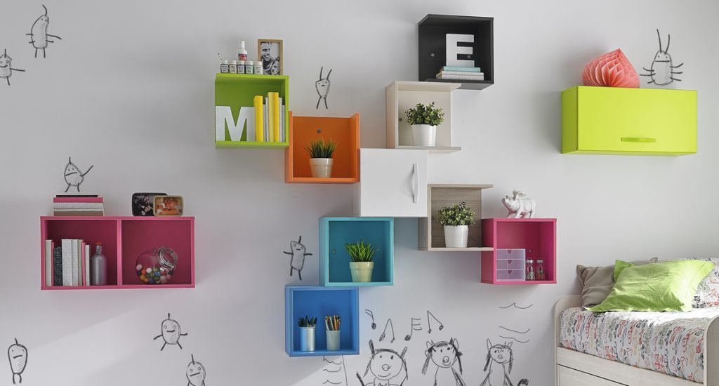 Estanterías de colores en la decoración.