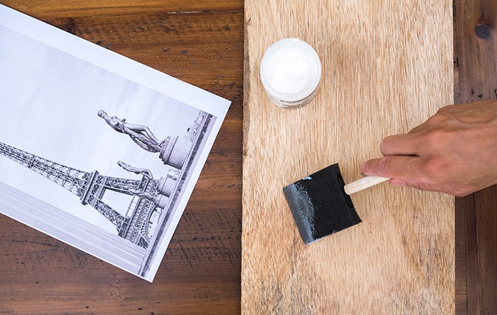 Colocar la foto sobre la madera.