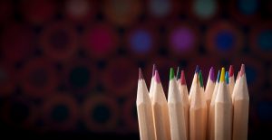 Jarrones hechos con lápices de colores