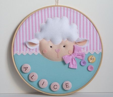 Panel decorativo con nombre.