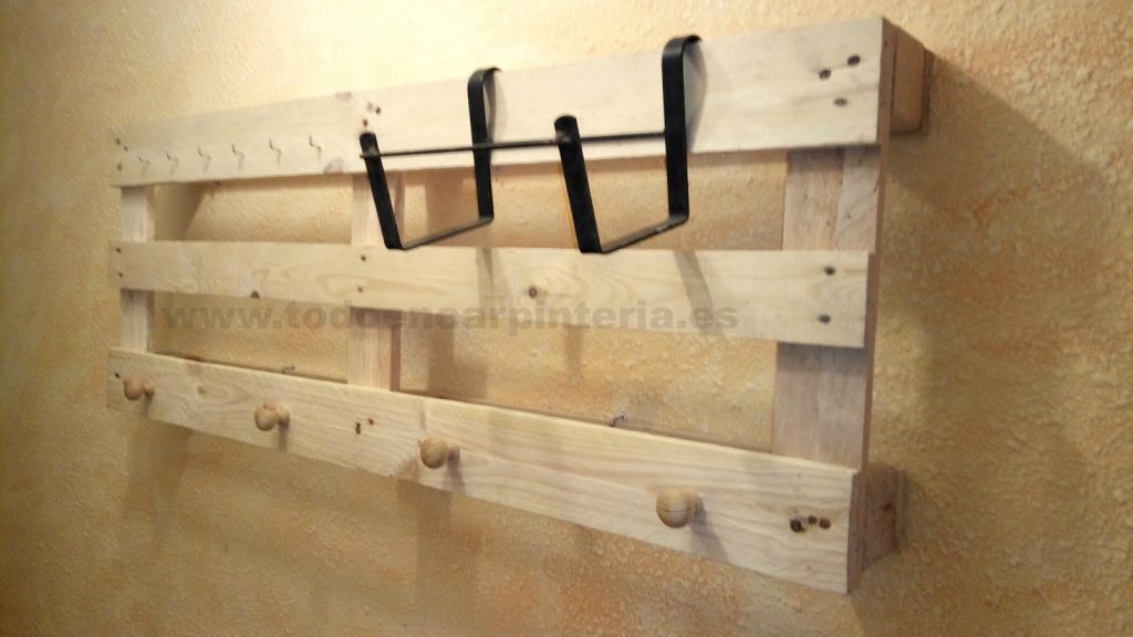 Perchero con un palé entero.