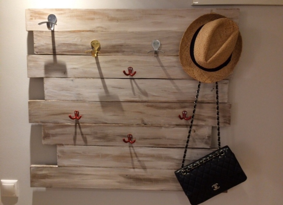 Perchero de palés en madera.