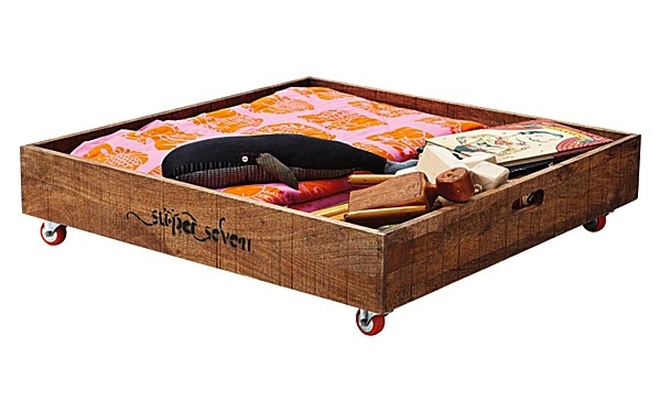 Placa de madera con ruedas.