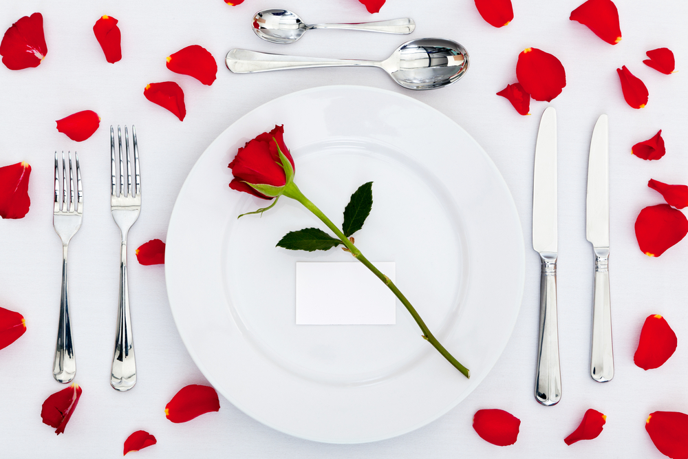 Vajilla para una cena romántica.