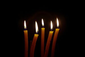 Decora con velas flotantes en Halloween