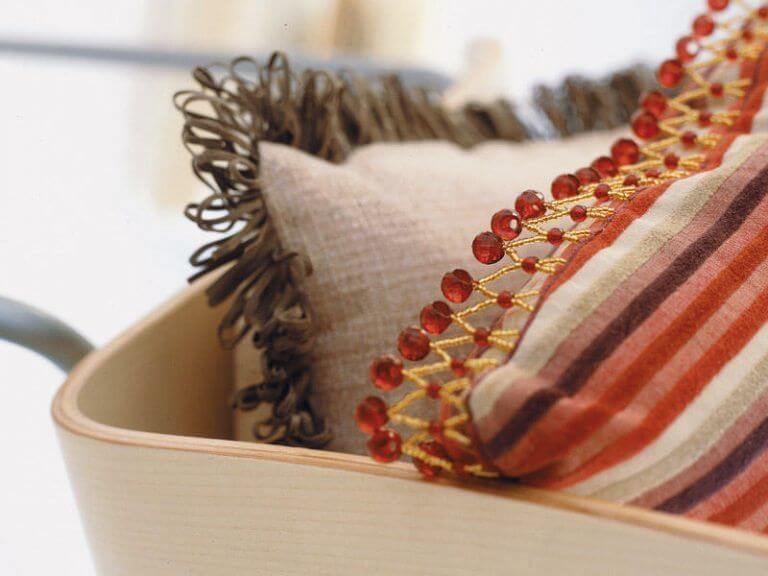 Adornos de pasamanería.