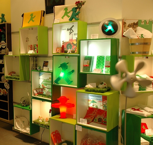 Decorar con señales de tránsito.