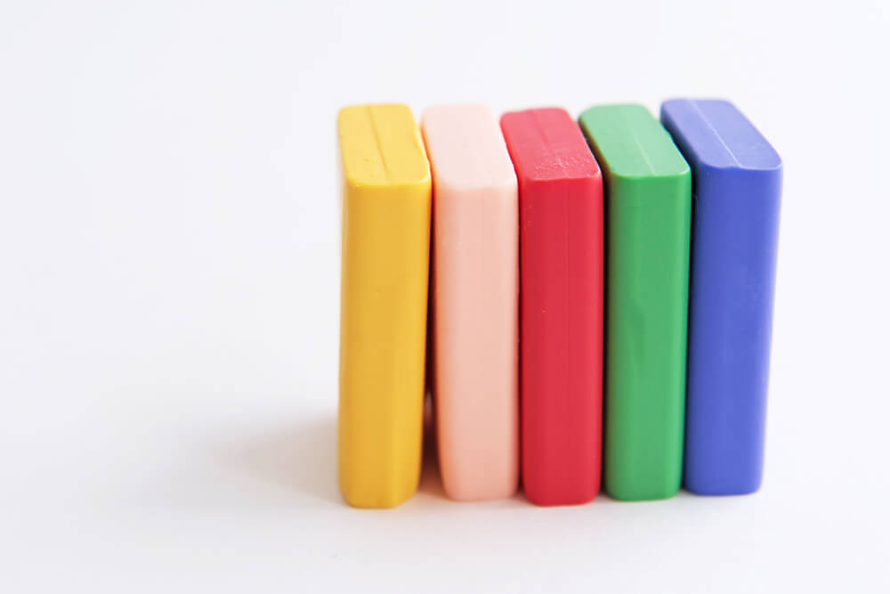 Arcilla polimérica de colores.