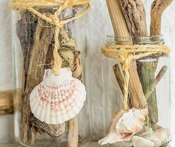 Bote de cristal con madera reflotada.