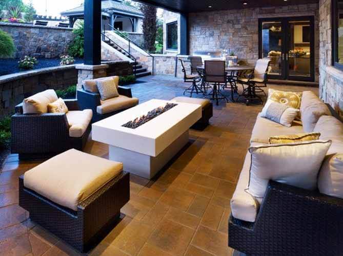 Chimenea en una mesa blanca.