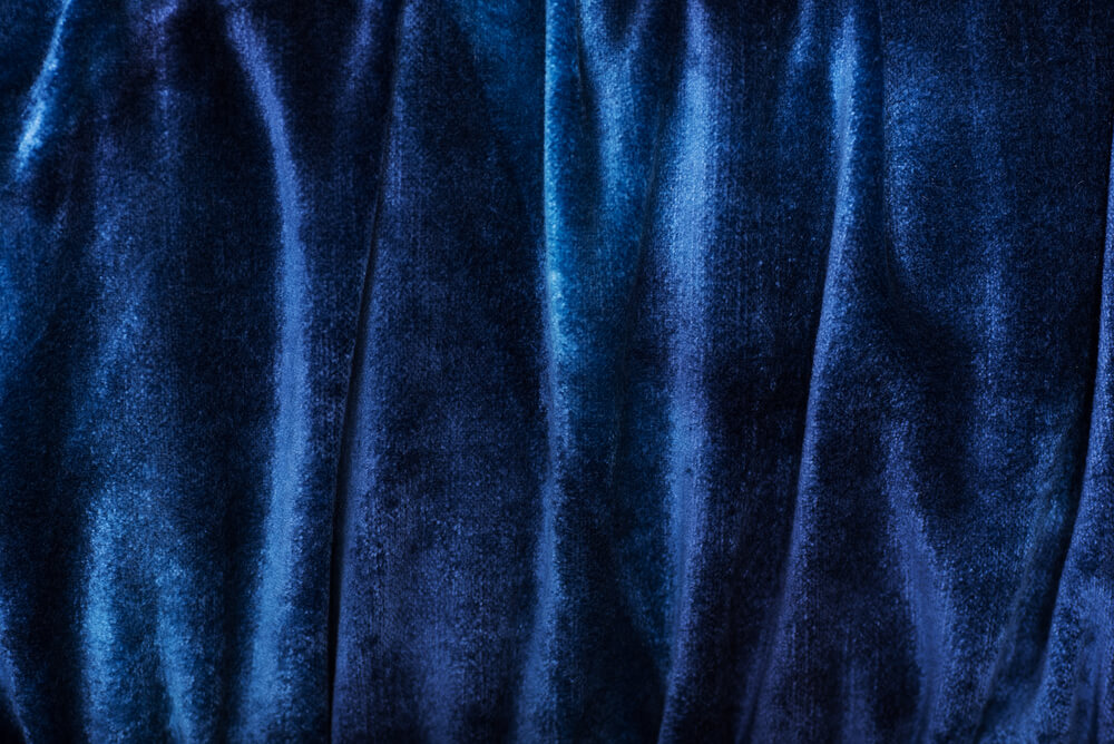 Cortinas azules de terciopelo.