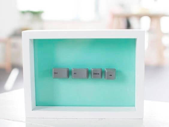 Cuadro con un mensaje hecho con teclas de ordenador.