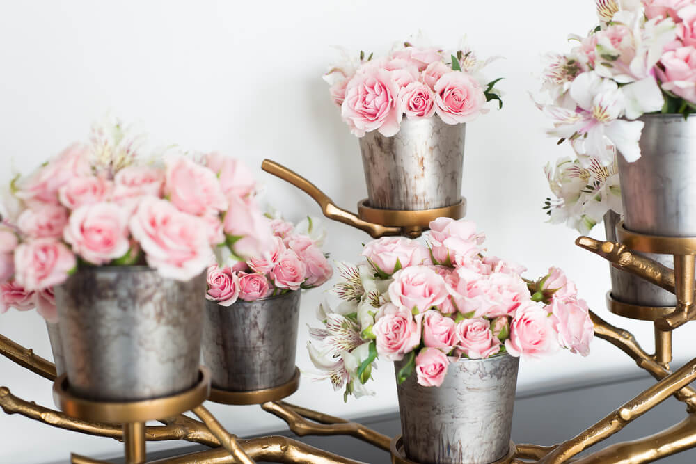 Cubos metálicos con flores rosas.