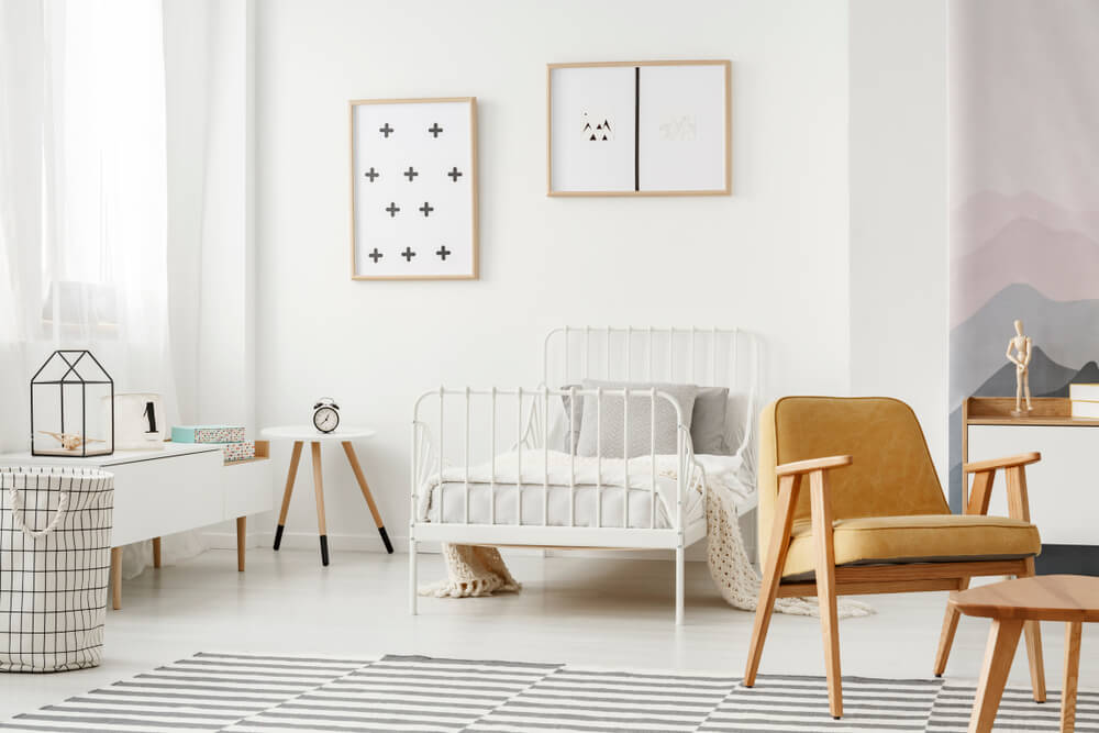 Espacios amplios en un dormitorio.