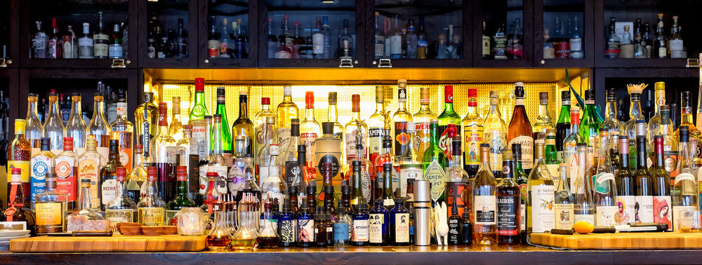 Estantería con botellas.