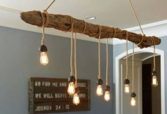 Lámpara de madera reflotada.