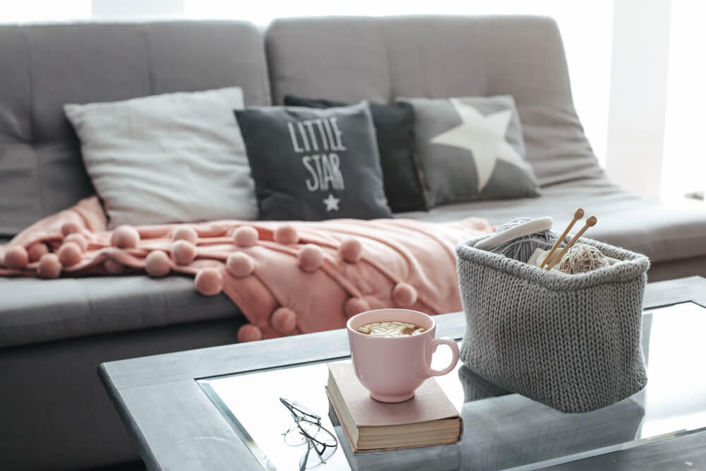 Manta rosa con pompones.