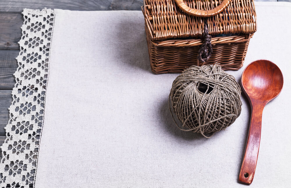 Mantel con puntillas.