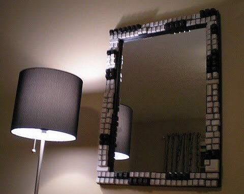 Marco de espejo con teclas.