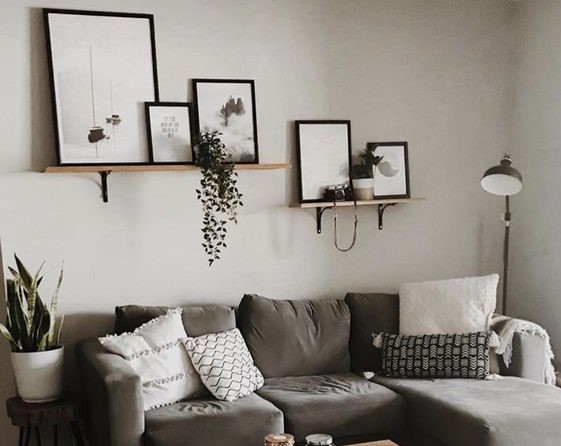 Marcos apoyados sobre la pared.