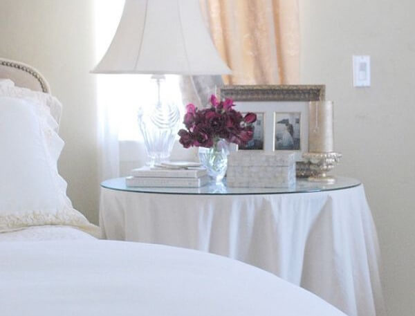 Mesa camilla en el dormitorio.