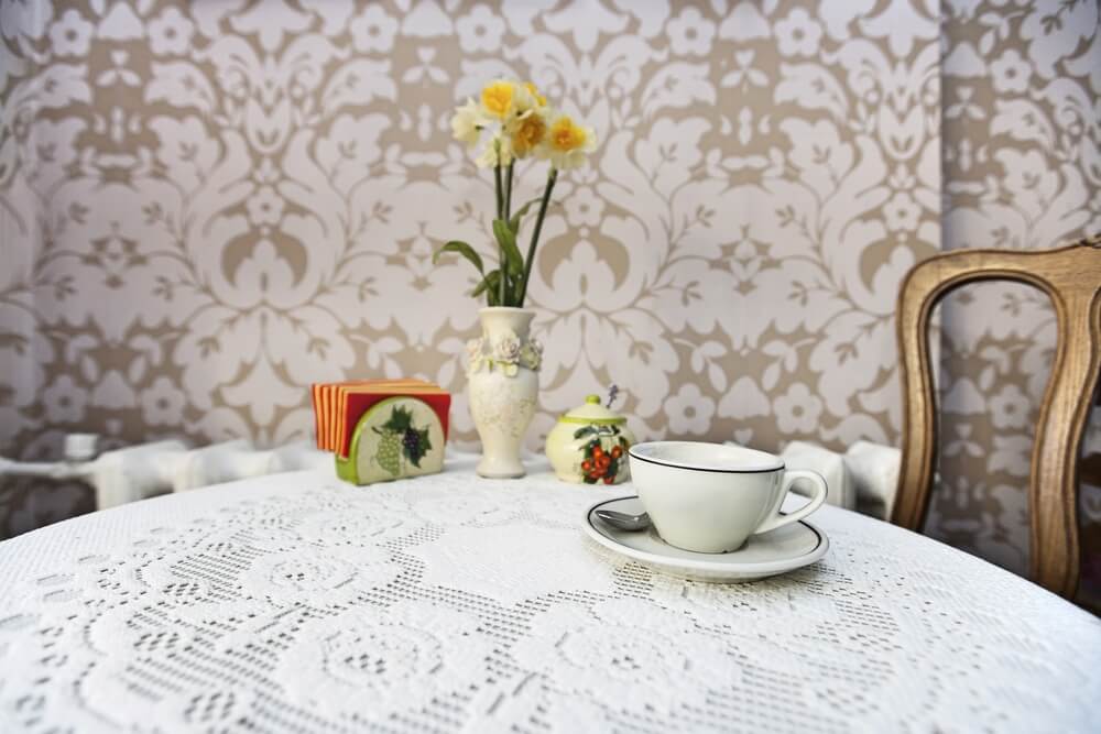 Mesa camilla faldillas.