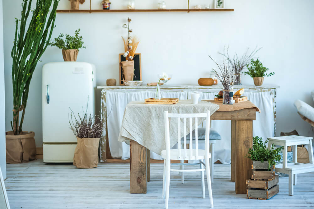 Mesa cuadrada rústica.