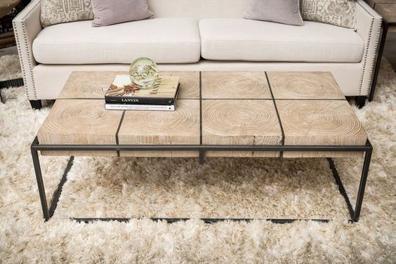 Mesa de madera y de metal.