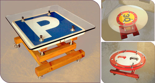 Mesas con señales de tráfico.