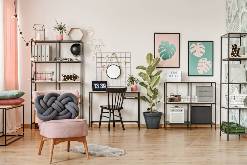 Oficina de color rosa palo.