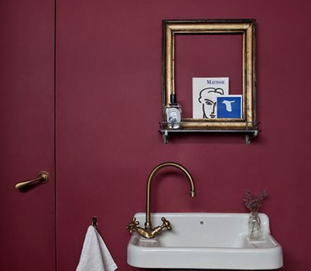 Pared de color burdeos.