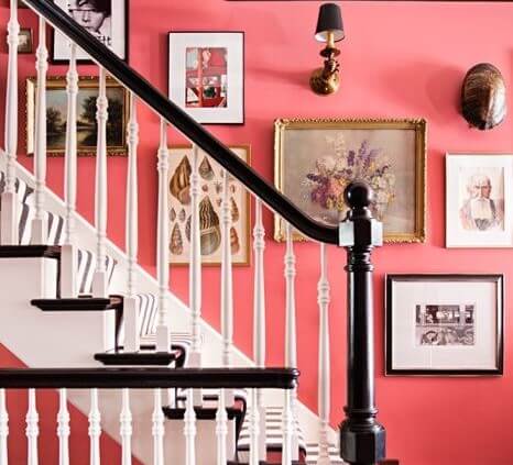 Pared en color salmón.