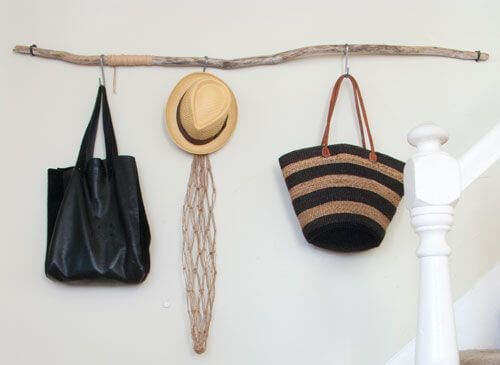 Perchero de madera reflotada.